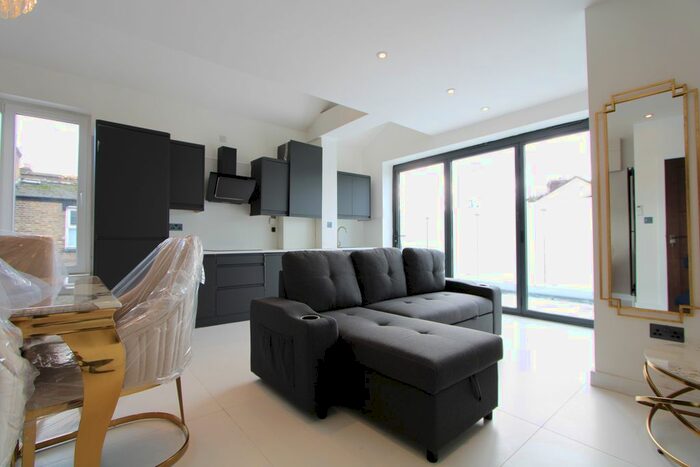 1 Bedroom Flat To Rent In Garratt Lane, London, SW18