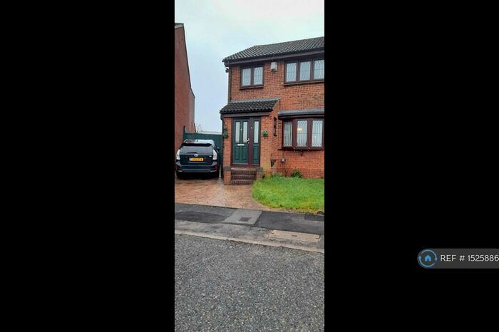 3 Bedroom Semi-Detached House To Rent In Leygreen Close, Luton, LU2