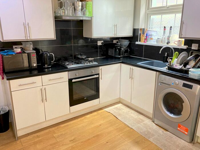 3 Bedroom Flat To Rent In Very Near The Approach Area, East Acton Area, W3