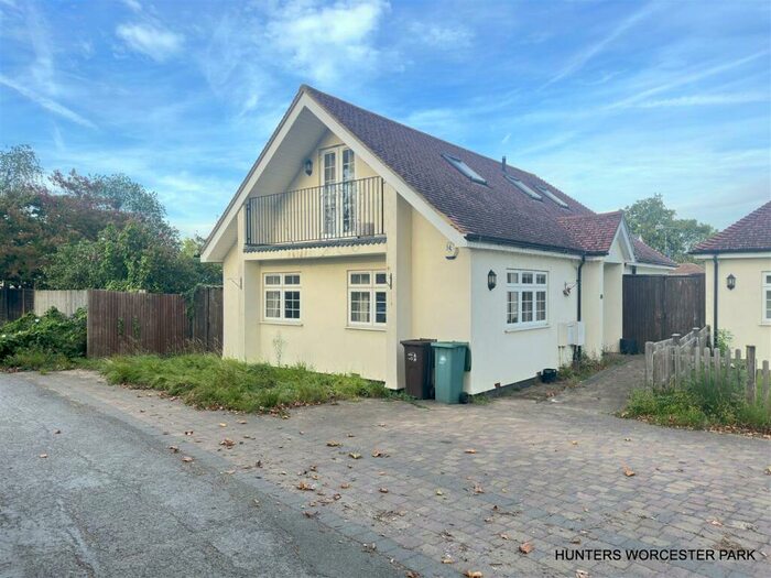 4 Bedroom Detached Bungalow To Rent In Covey Road, Worcester Park, KT4