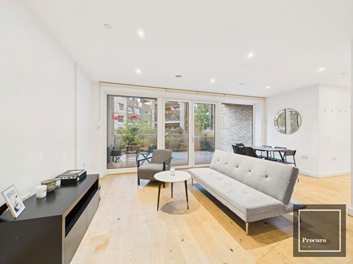 2 Bedroom Flat For Sale In Walworth Square, London, SE17