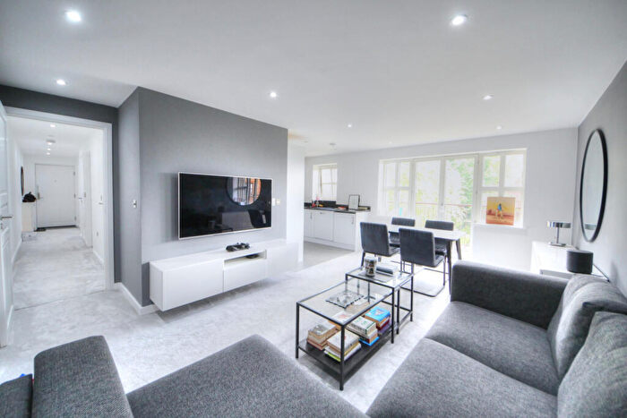 2 Bedroom Flat To Rent In Wynsmere Court, Winchmore Hill, N21