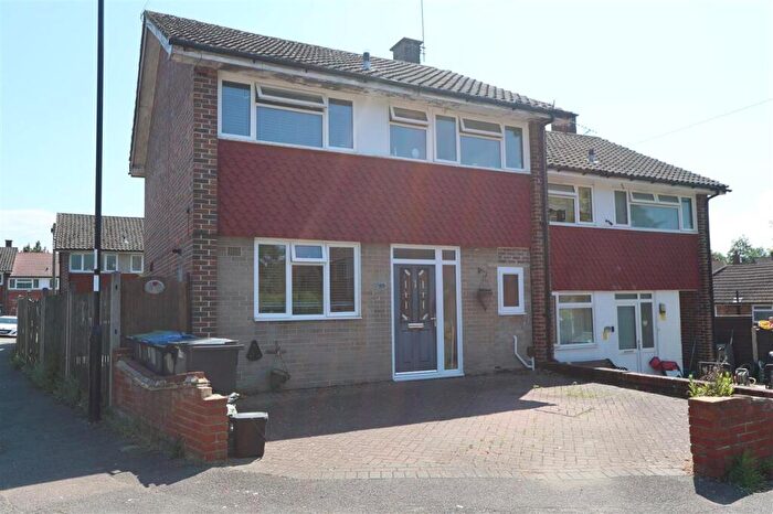 3 Bedroom Semi-Detached House For Sale In Redstart Close, Croydon, CR0