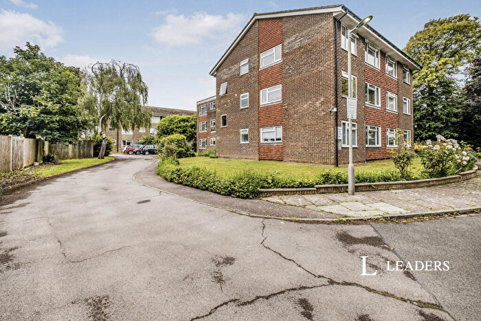 2 Bedroom Flat To Rent In Broadwater Hall, South Farm Road, Worthing, BN14