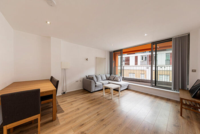 3 Bedroom Flat To Rent In Plumbers Row, London, E1