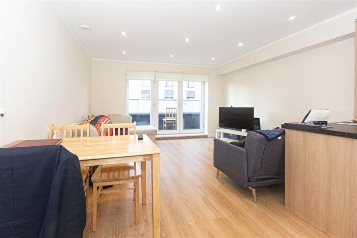 3 Bedroom Flat To Rent In Chatfield Road, London, SW11