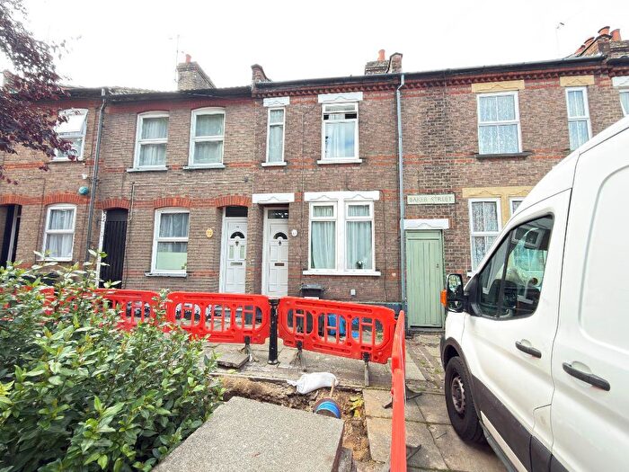 3 Bedroom Terraced House For Sale In Baker Street, South Luton, Luton, Bedfordshire, LU1
