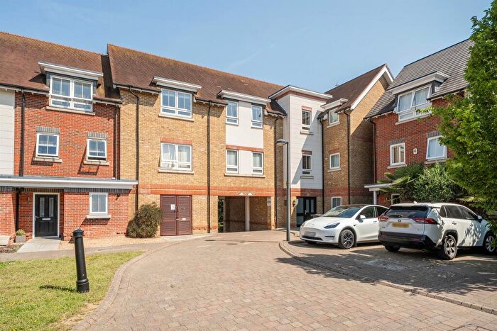 2 Bedroom Apartment For Sale In Kingfisher Drive, Maidenhead, SL6