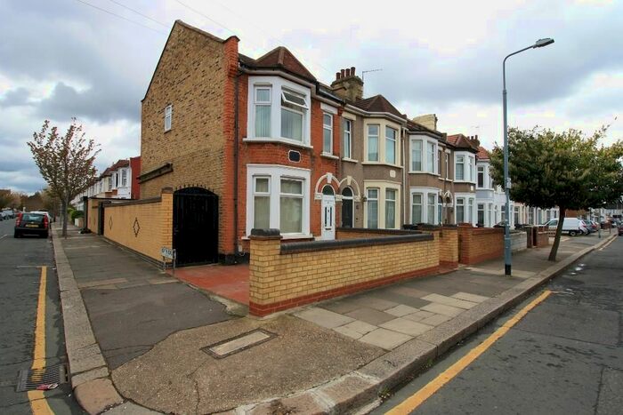 3 Bedroom End Of Terrace House To Rent In Highbury Gardens, Ilford, IG3