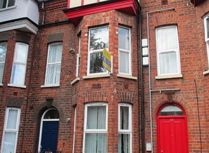 4 Bedroom 1st Floor Apartments To Rent In Upstairs Apartment, B University Avenue, Belfast, BT7