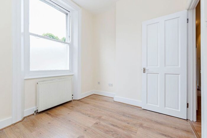 3 Bedroom Flat To Rent In Chatham Street, London, SE17