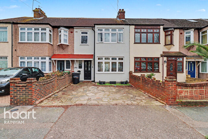 3 Bedroom Terraced House For Sale In Grove Park Road, Rainham, RM13
