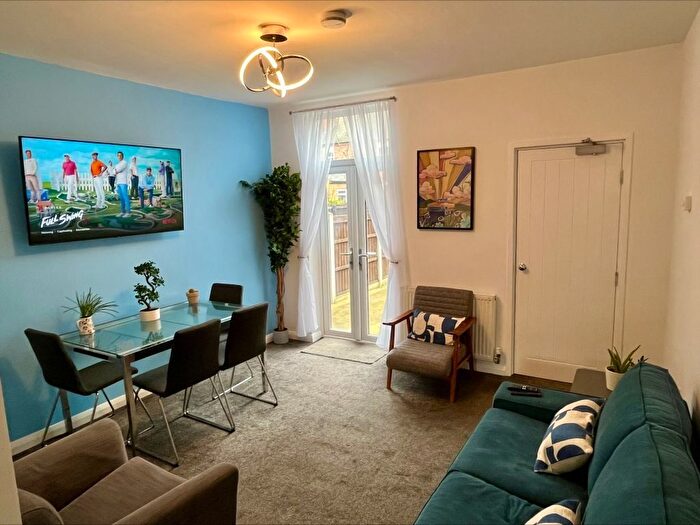 5 Bedroom Semi-Detached House To Rent In Dunkirk, Nottingham, NG7