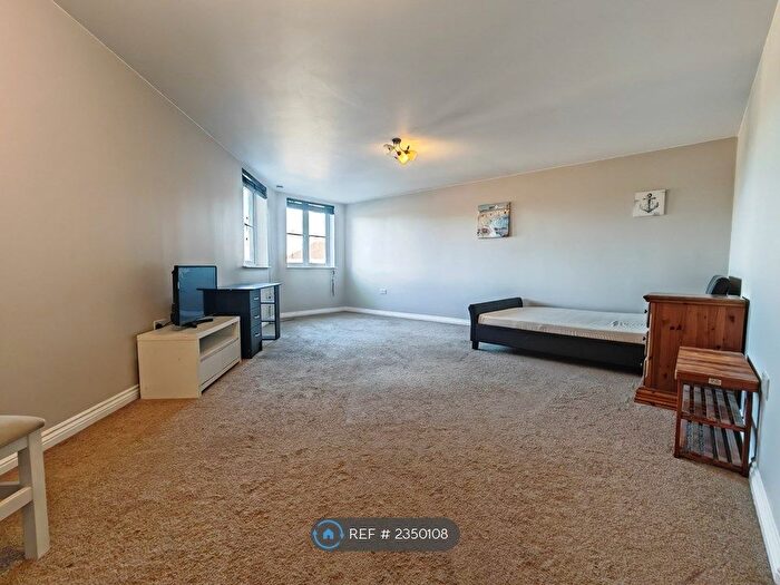 3 Bedroom Flat To Rent In Waterfall House, Swindon, SN3