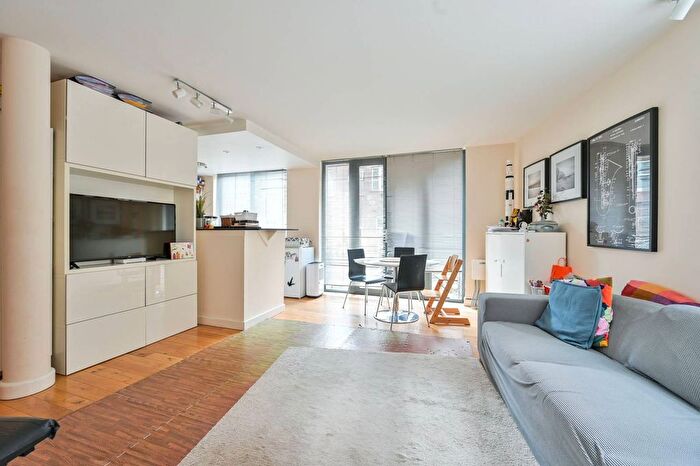 2 Bedroom Flat To Rent In Three Oak Lane, London Bridge, London, SE1