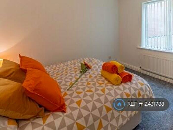 2 Bedroom Maisonette To Rent In Syon Park Close, Nottingham, NG2