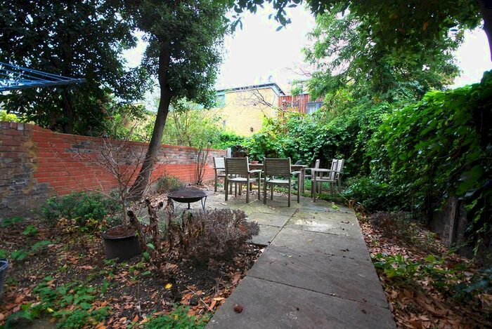 2 Bedroom Flat To Rent In Clapham Road, Oval, SW9