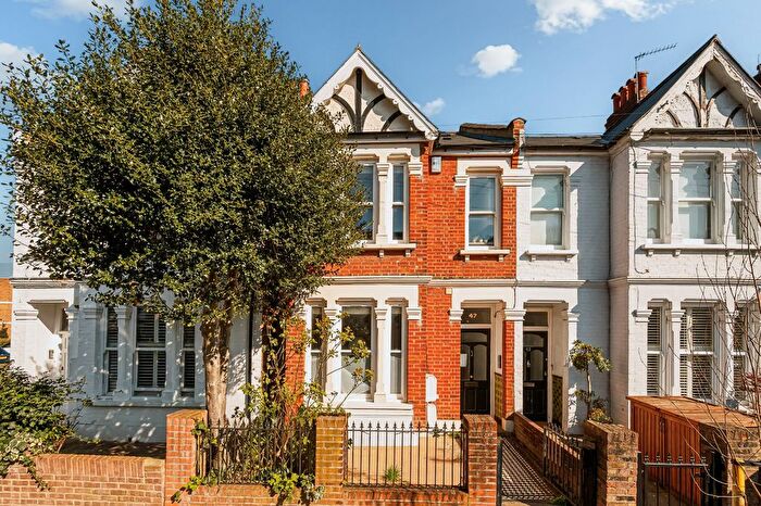 2 Bedroom Flat For Sale In Hereford Road, Acton, W3