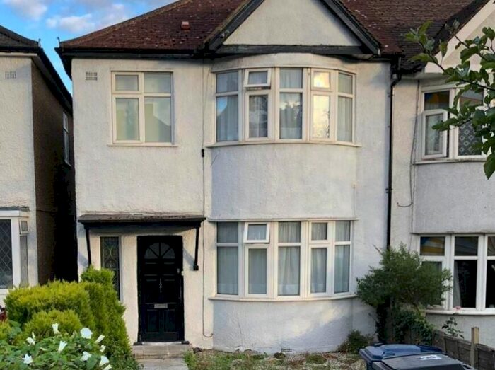 3 Bedroom Terraced House To Rent In Osidge Lane, London N14