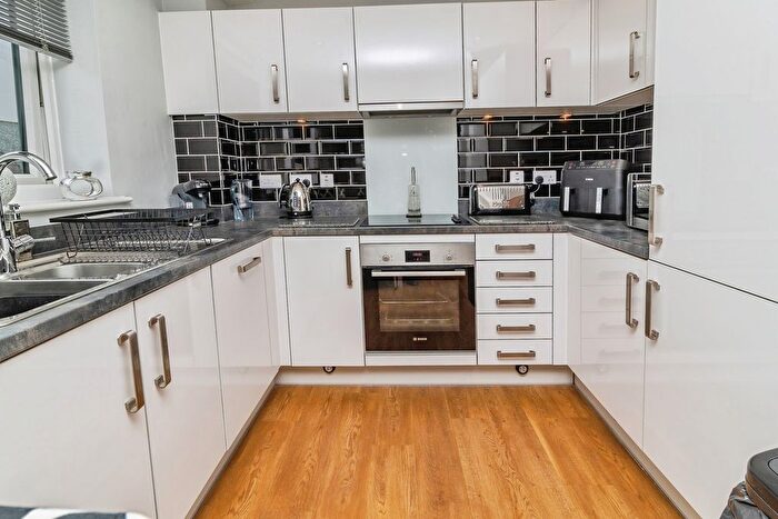 2 Bedroom Flat For Sale In Doppler Grove, Oakgrove, Milton Keynes, Buckinghamshire, MK10