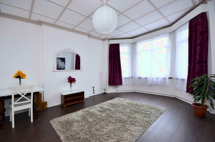 3 Bedroom Maisonette To Rent In Dollis Park, Finchley, London, N3