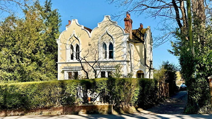 5 Bedroom Detached House For Sale In Newtown Road, Newbury, RG14