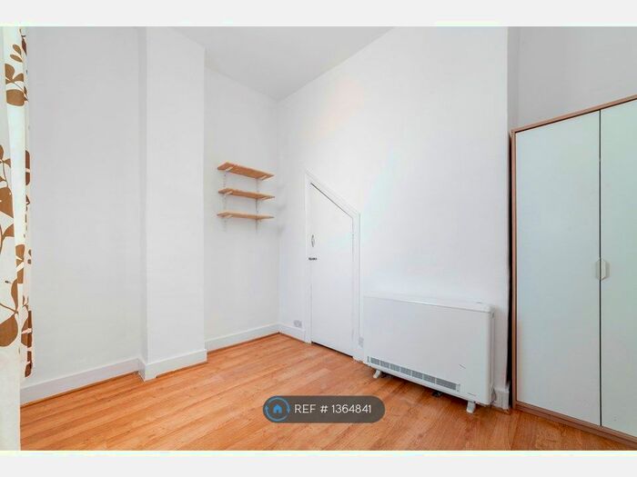 Studio To Rent In Markhouse Road, London, E17