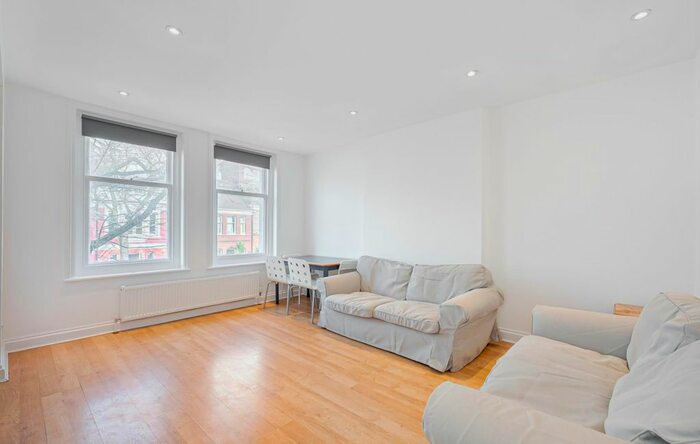 3 Bedroom Flat To Rent In Cricklade Avenue, London, SW2