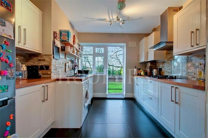 3 Bedroom Flat To Rent In Dollis Hill Lane, London, NW2