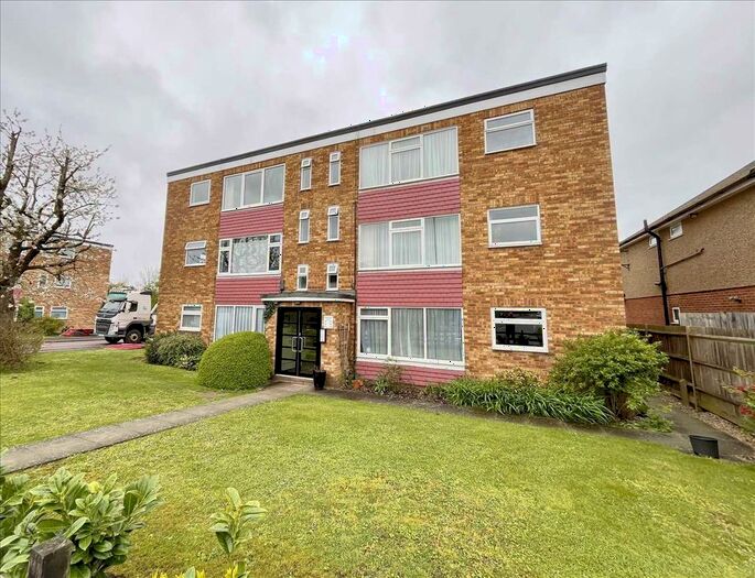 2 Bedroom Flat To Rent In Coldharbour Lane, Bushey ., WD23