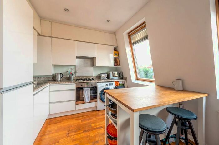 2 Bedroom Flat For Sale In Mitcham Lane, Furzedown, London, SW16