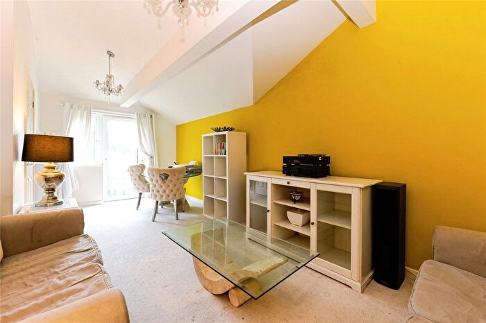 2 Bedroom Flat For Sale In Holroyd Road, Esher, Surrey, KT10