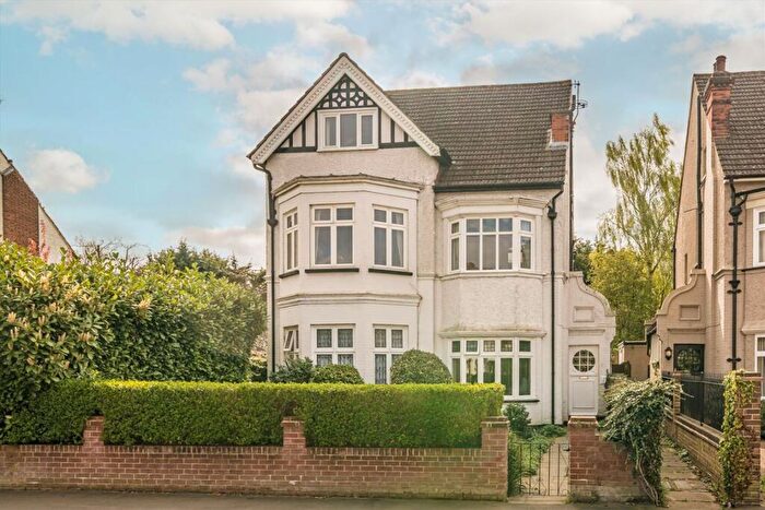 2 Bedroom Flat For Sale In Effingham Road, Surbiton, KT6