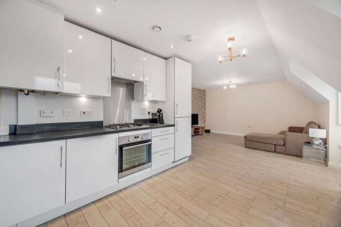 3 Bedroom Flat To Rent In Lancaster Road, Barnet, EN4