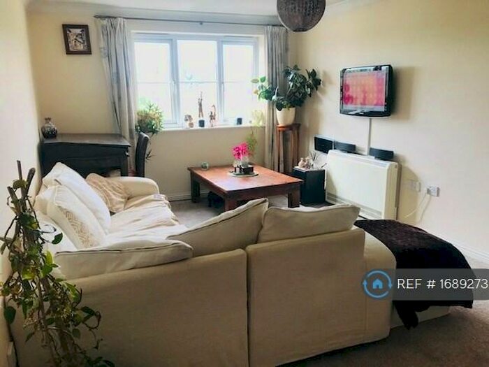 2 Bedroom Flat To Rent In Peatey Court, High Wycombe, HP13