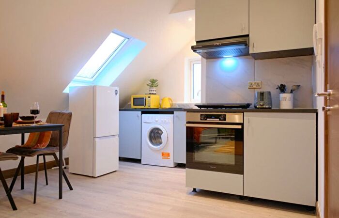 1 Bedroom Studio To Rent In Woodstock Rd, London, NW11