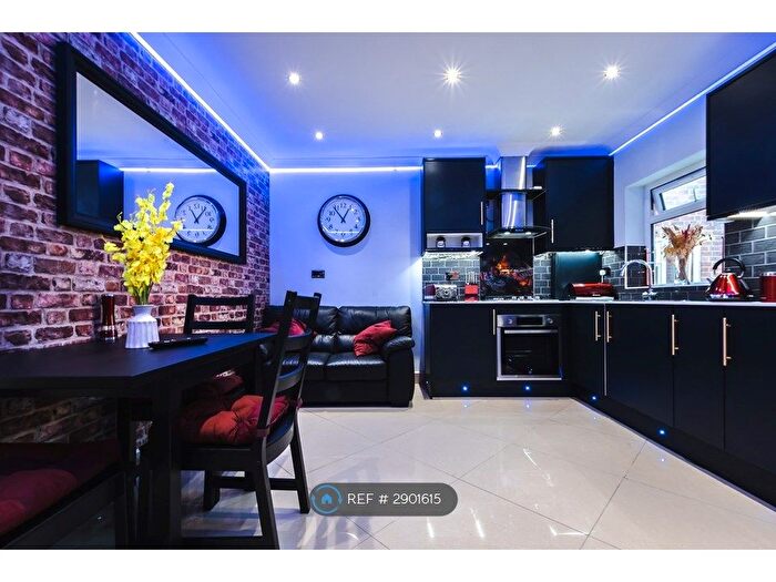 2 Bedroom Flat To Rent In Gables Lodge -, Reading, RG1