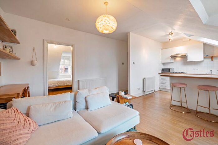 1 Bedroom Flat For Sale In Ferme Park Road, London, N8
