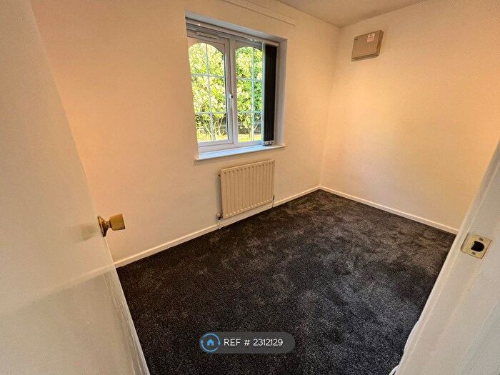 2 Bedroom Flat To Rent In Alwoodley, Leeds, LS17