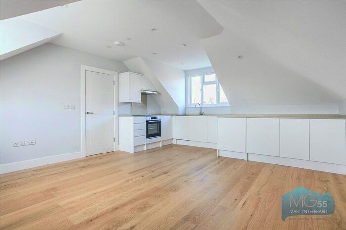 2 Bedroom Flat To Rent In Fairfield Close, North Finchley, London, N12