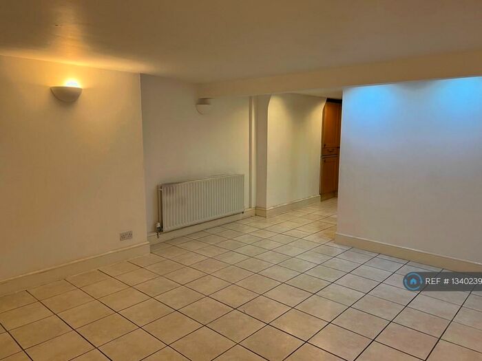 Studio To Rent In Plum Lane, London, SE18