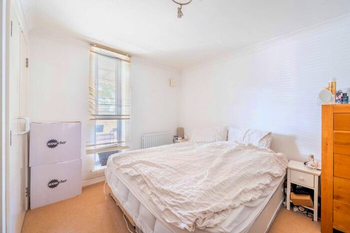 1 Bedroom Flat To Rent In North End Road, Barons Court, London, W14