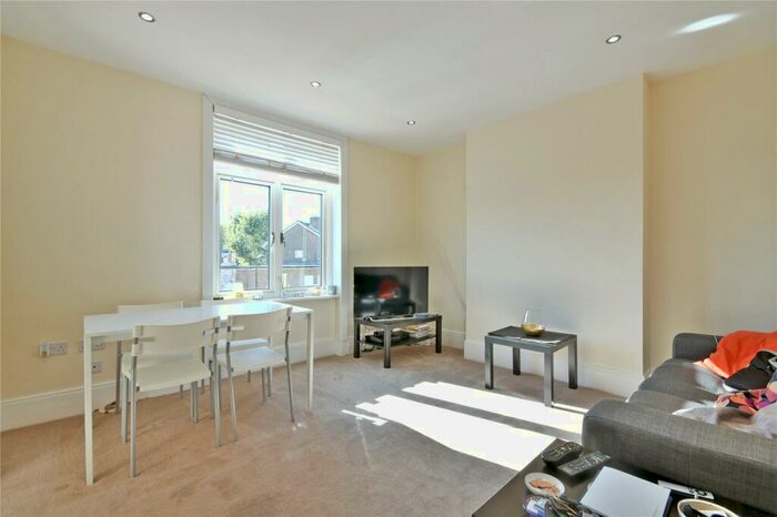 2 Bedroom Flat To Rent In Sarre Road, Cricklewood, NW2