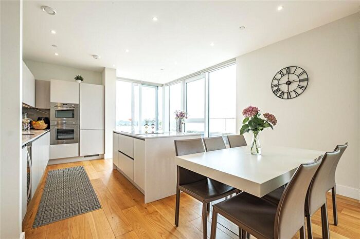 3 Bedroom Flat For Sale In Acton Walk, Whetstone, N20