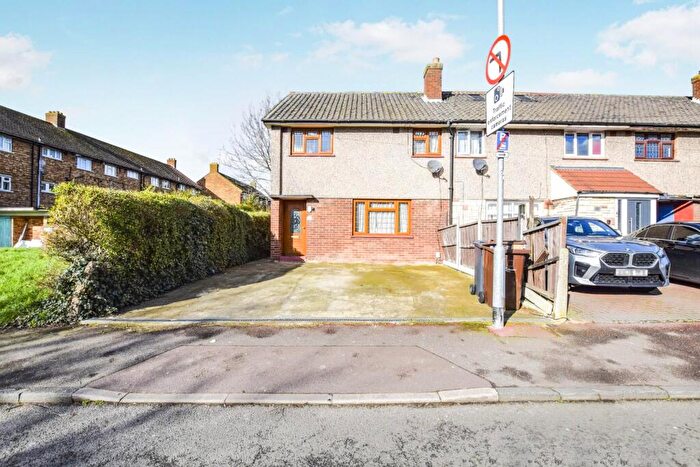 3 Bedroom End Of Terrace House To Rent In Thatches Grove, Romford, RM6