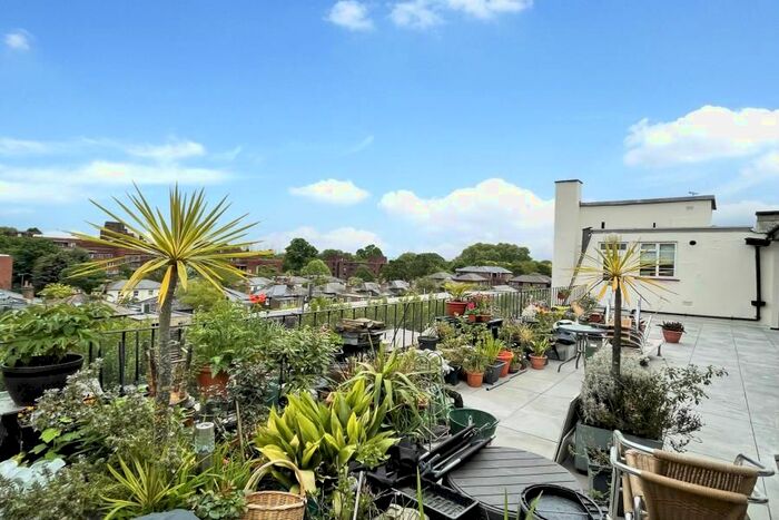 2 Bedroom Flat To Rent In Hamlet Gardens, Hammersmith, London, W6