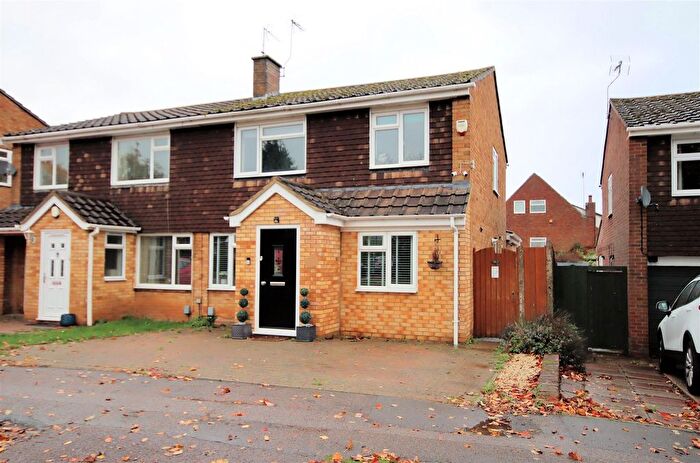 4 Bedroom Semi-detached House For Sale In Meadow Road, Toddington, Dunstable, LU5