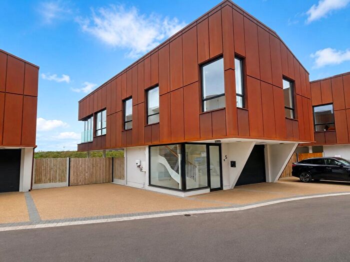 3 Bedroom Detached House For Sale In Kingsmans Farm Road, Hullbridge, Hockley, Essex, SS5