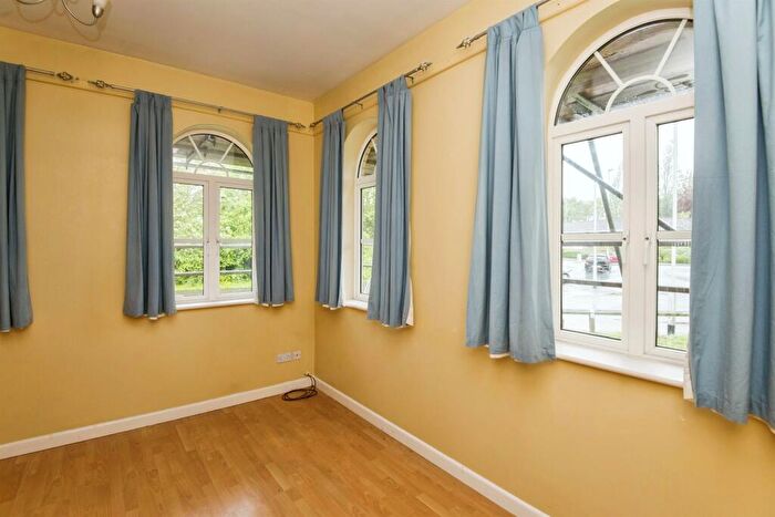 2 Bedroom Flat For Sale In Lewis Crescent, Exeter, EX2
