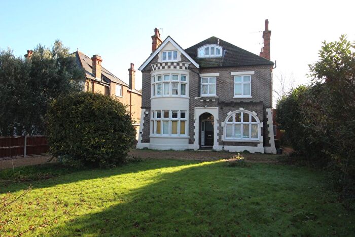 6 Bedroom Detached House For Sale In The Avenue, Worcester Park, KT4
